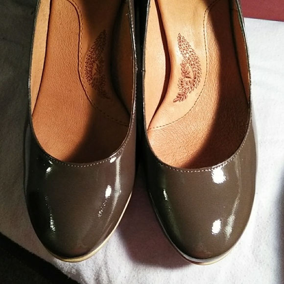 NIB Taupe Patent Pump size 10 - Picture 3 of 4